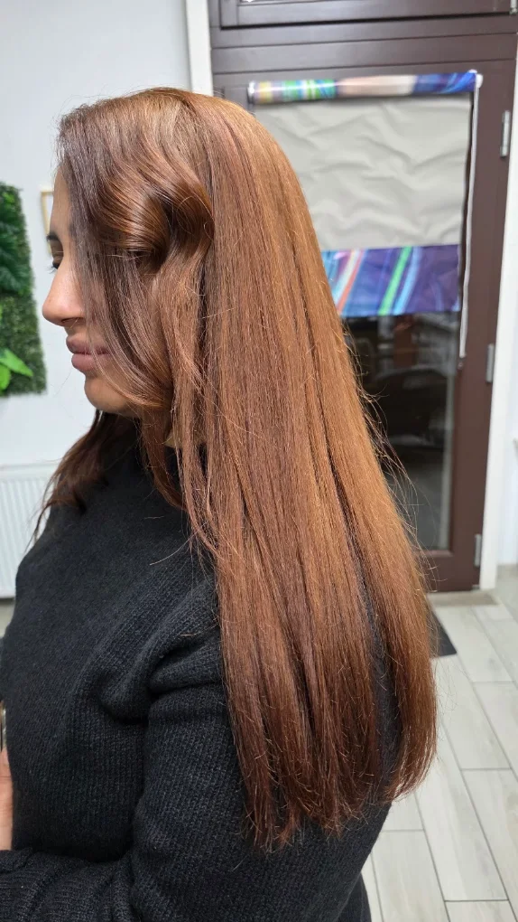 Păr lung arămiu, finisaj profesional la DANA BEAUTY ART