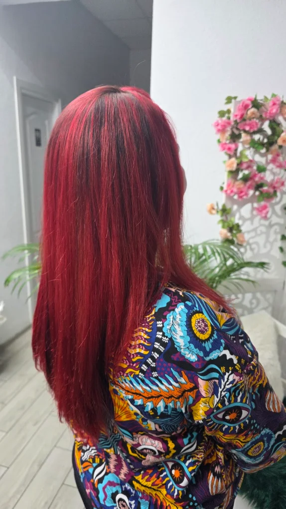 Colorare roșu intens, păr lung și strălucitor