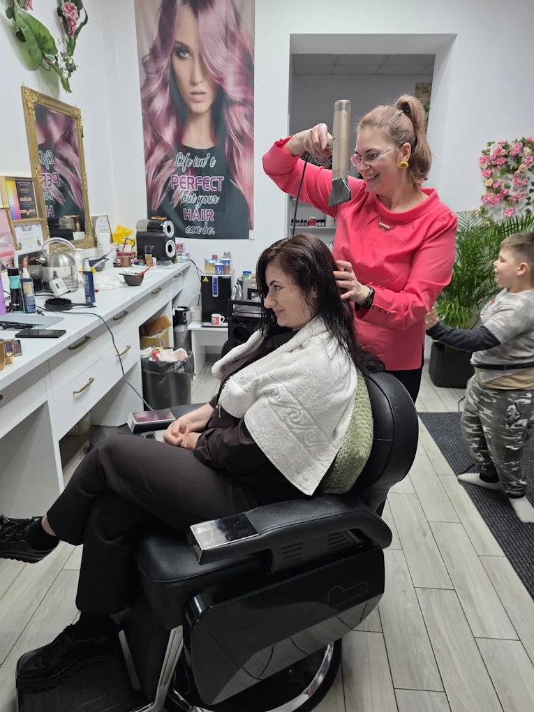 Moment de styling în salonul DANA BEAUTY ART, Satu Mare